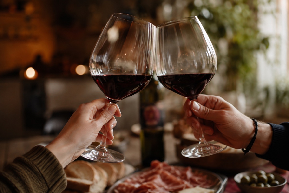 Brindis con dos copas de vino tinto